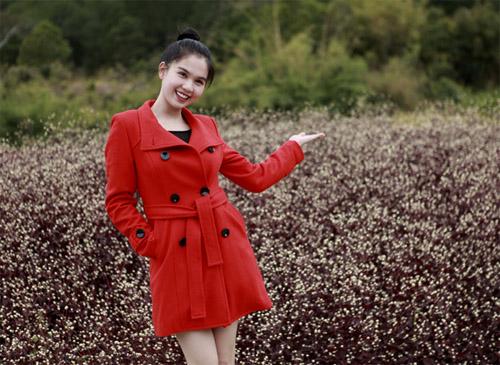 Sắc đỏ nổi bật của chiếc áo khoác dài khiến cô trông ấm áp và rực rỡ vô cùng.